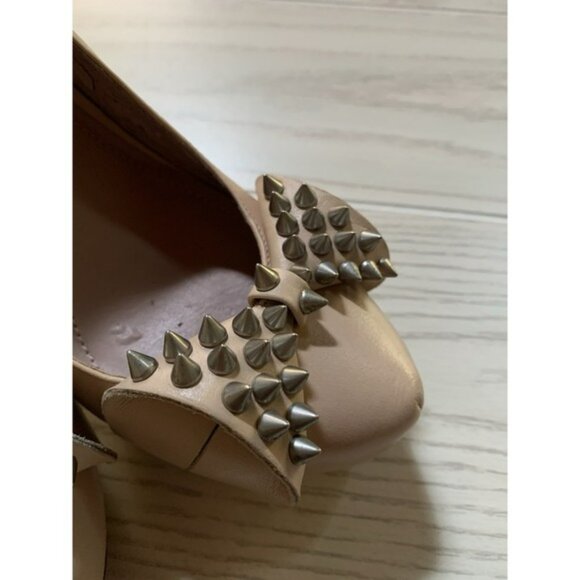 Vince Camuto tan with Gold Spikes Pumps/Platform - size 38. Size 7.5 Or 8 USA - Picture 3 of 16